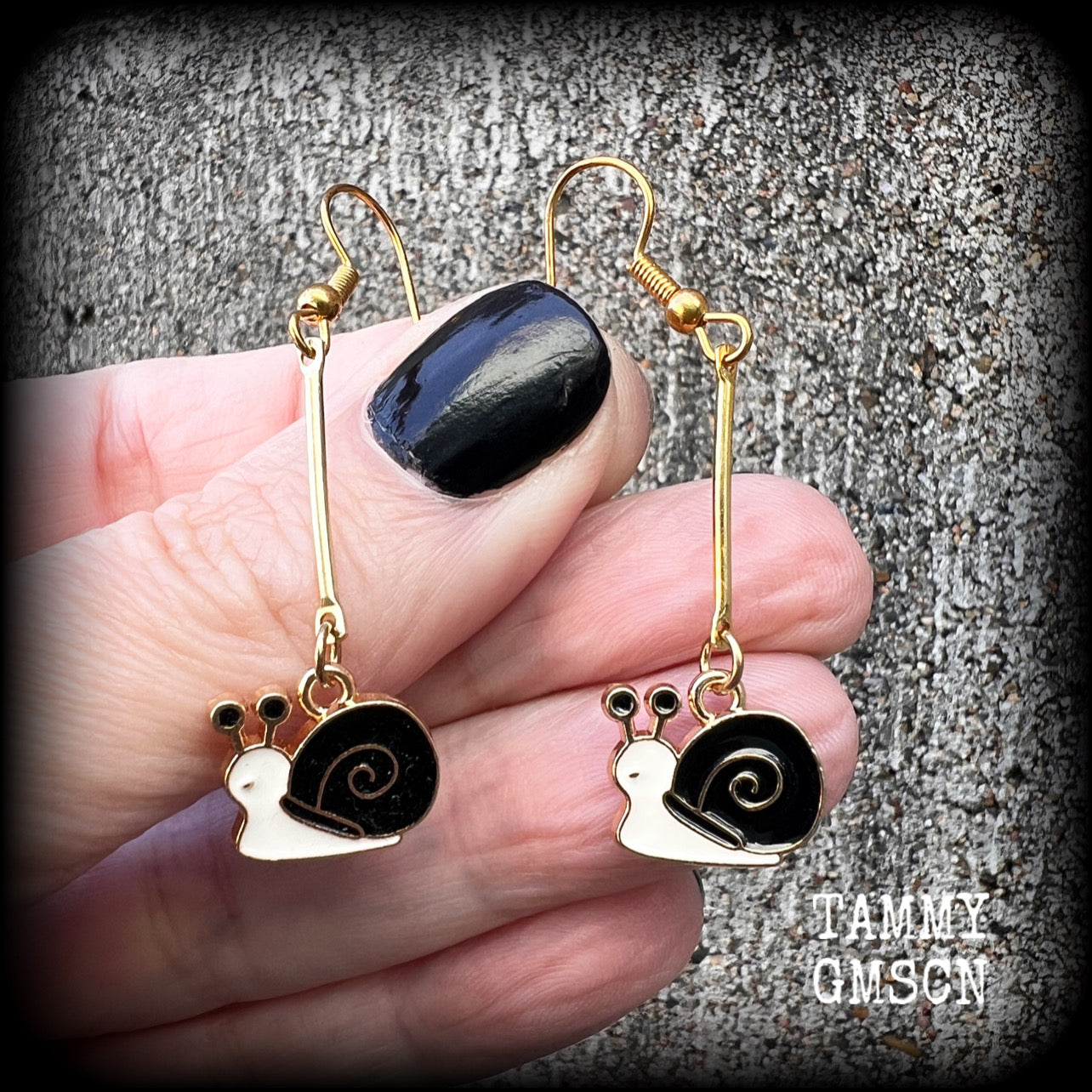 Snail earrings Garden snail earrings Bugs earrings Insect earrings Entomology Cottagecore Forestcore Forestpunk Pierced ears Ear gauges Tunnels Shelled gastropod Land snails Gastropod molluscs Snail shell Slugs Cute earrings Party favours For girls