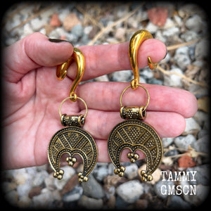 These beautiful gauged earrings feature stunning antique gold Pictish pendants, weighing approx 24 grams each, and are nice and dangly, measuring just over 9cms from tip to tip.
This pair have been made on 0 gauge (8mm) surgical steel full curl hooks, suitable for stretched lobes.