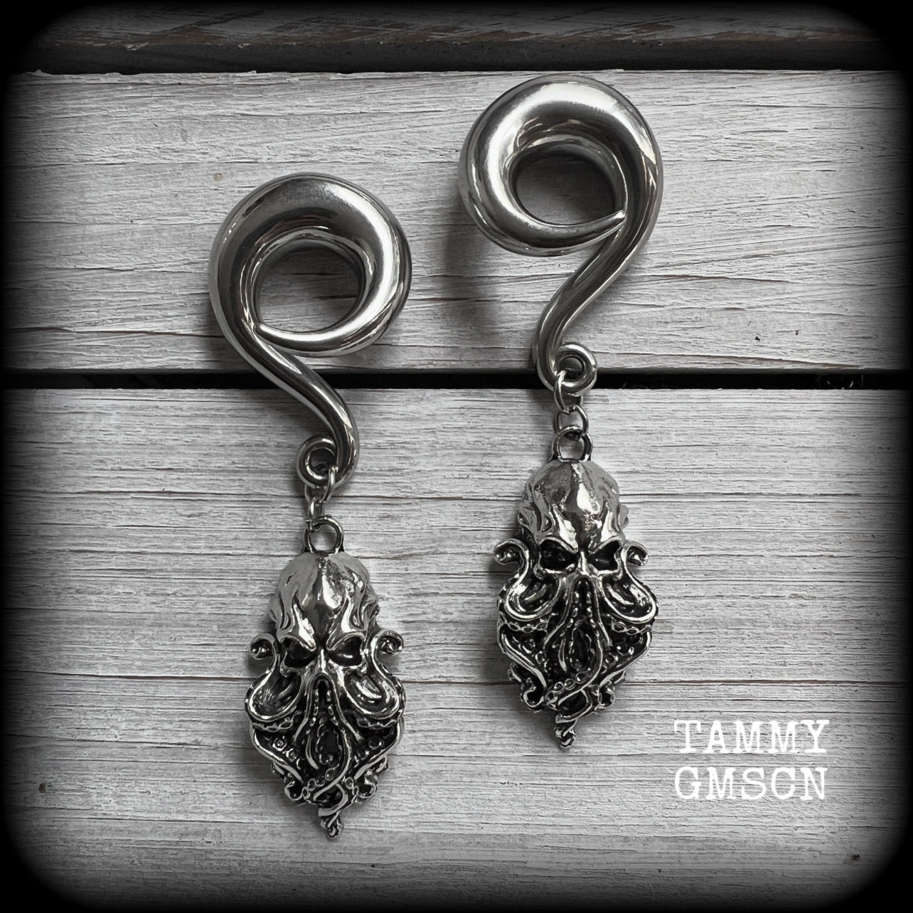 Featuring awesome dangly antique silver Cthulhu charms, these awesome gauged earrings weigh in at 29 grams a piece, and measure just on 8.5 from tip to tip.

This pair has been made on 00 gauge (10mm) surgical steel full curl hooks, to be worn in stretched lobes.

If you would like these made for pierced ears or smaller gauges and dont see them in our Sea Shanty & Sea Hag range, please get in touch.