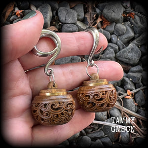 These beautifully carved Sandalwood stash pot earrings weigh in at only 15 grams a piece, and measure just on 6cms from tip to tip.
This pair has been made on 2 gauge (6mm) stainless steel full curled hooks, to be worn in stretched lobes.