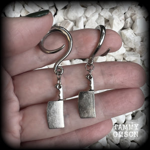 Featuring a pair of awesome antique silver meat cleavers, these earrings are super lightweight, weighing in at only 5 grams a piece, and are nice and dangly at just on 5.5cms.

🩸 Do you want a bit of b l o o d on your meat cleavers? Please just let us know!

This pair has been made on 6 gauge (4mm) surgical steel full curl hooks, to be worn in stretched lobes.