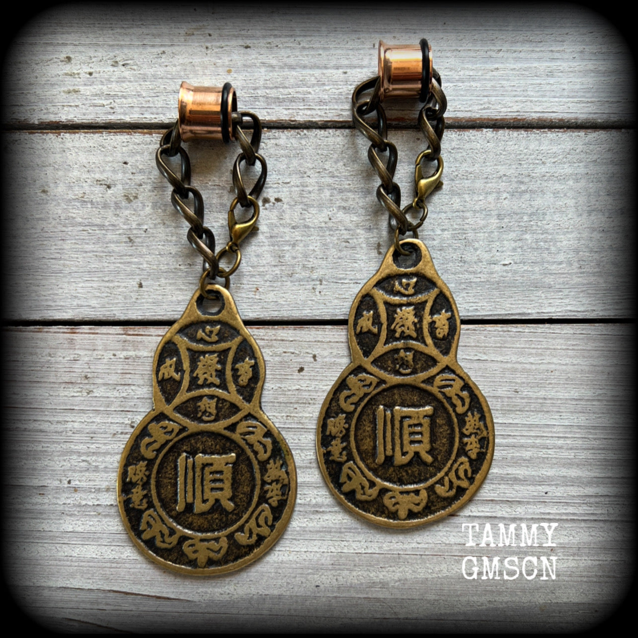 These unique brass chain ear weights feature gourd shaped Wu Lou pendants believed to be a symbol of good health, prosperity, and good luck in Chinese culture.   This pair weighs approx 20 grams each, and measuring 10cms from tip to tip.  🔔 PLEASE NOTE-This particular chain will not fit through tunnels smaller than 00 gauge (10mm). If you select smaller tunnels, your tunnel dangles with be made on different chains, and I will be in touch will different options for you to choose from.