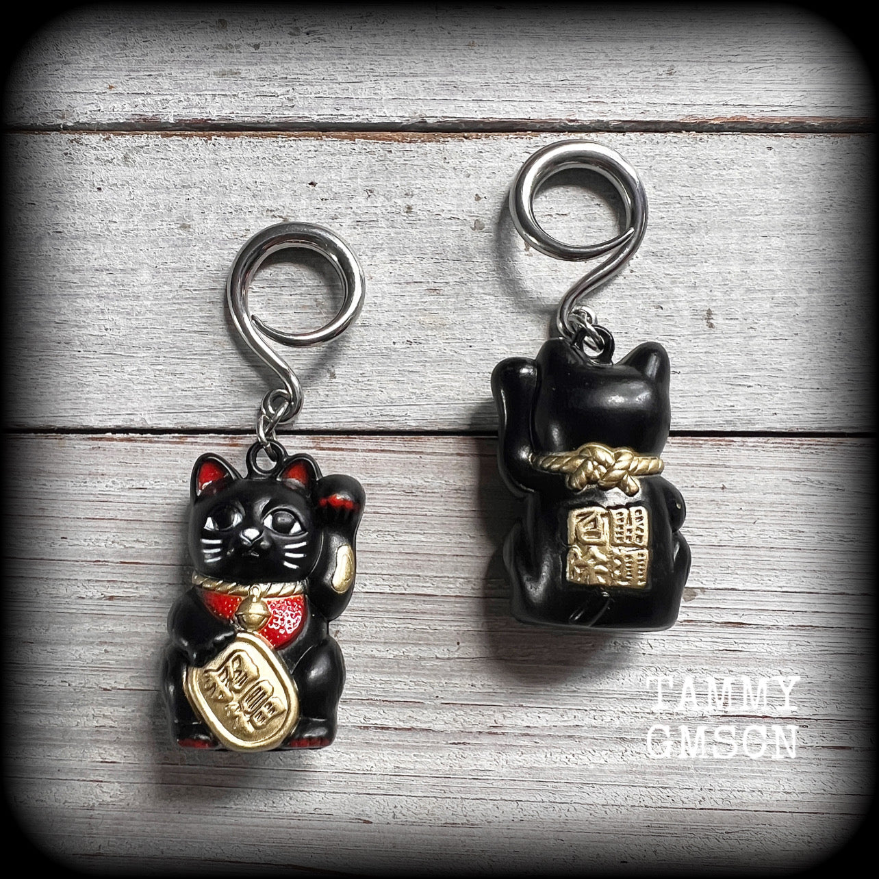 Black Japanese Maneki Neko beckoning cat ear weights for stretched lobes. Available on half curls, full curls and cradles from 4mm up to 30mm. This pair has been made on 6 gauge full curls, for stretched lobes.