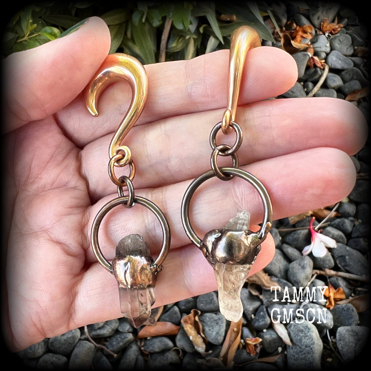 Featuring a pair of beautiful raw smokey quartz gemstones enclosed in rustic ornate copper plate hoop, this pair of gorgeous gauged earrings weighs approx 17 grams a piece, and measure approx 8cms from tip to tip.

This pair have been made on 0 gauge (8mm) rose gold titanium coated surgical steel half curl hooks, suitable for stretched lobes.