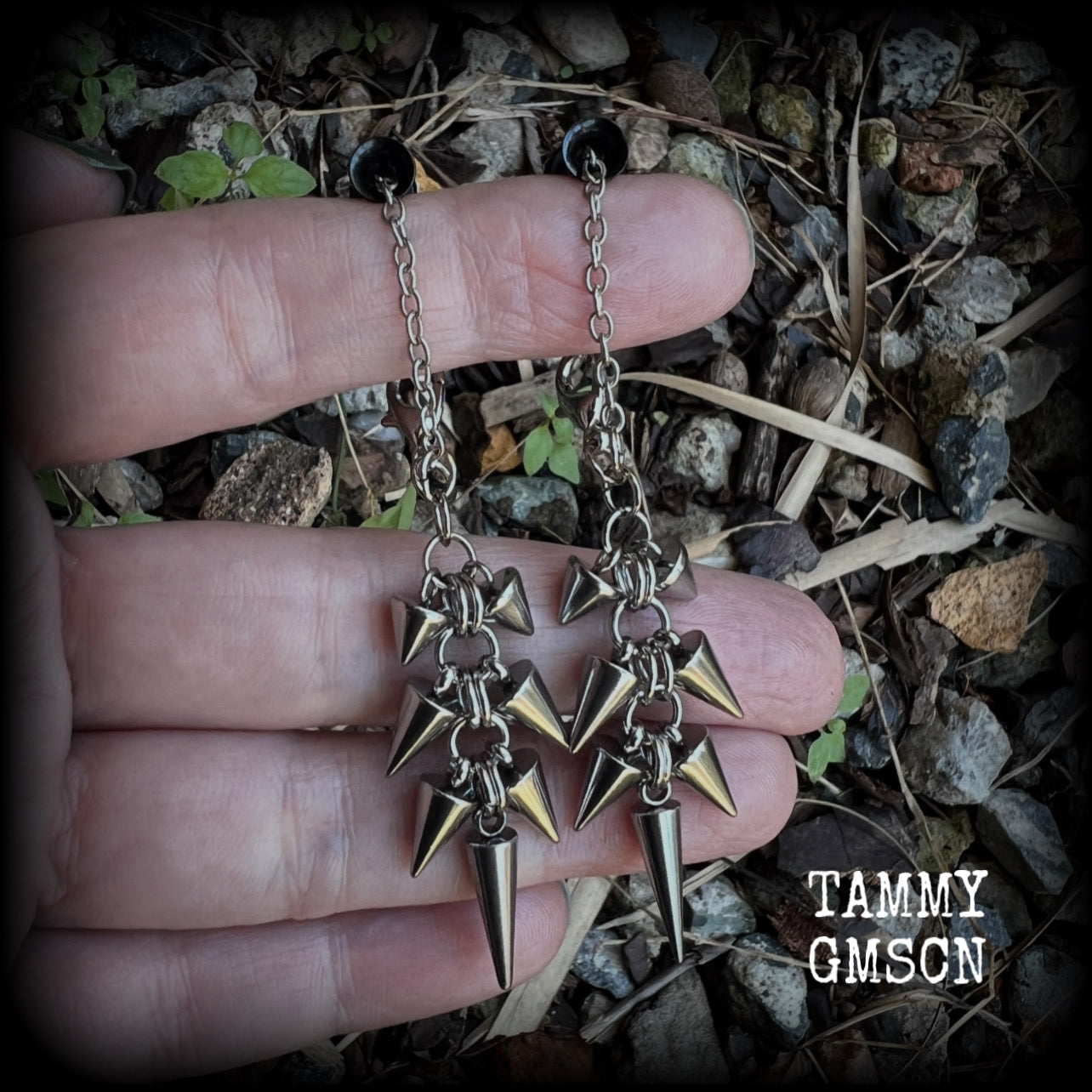 Measuring approx 8cm from top to bottom, these awesome dangly stainless steel punk rock metal spike tunnel earrings are nice and also nice and lightweight, at 7grams a piece.

This pair has been made on our super versatile chain/lobster clasp 4mm option, suitable when worn through tunnel or earlets in stretched lobes from 6 gauge (4mm).