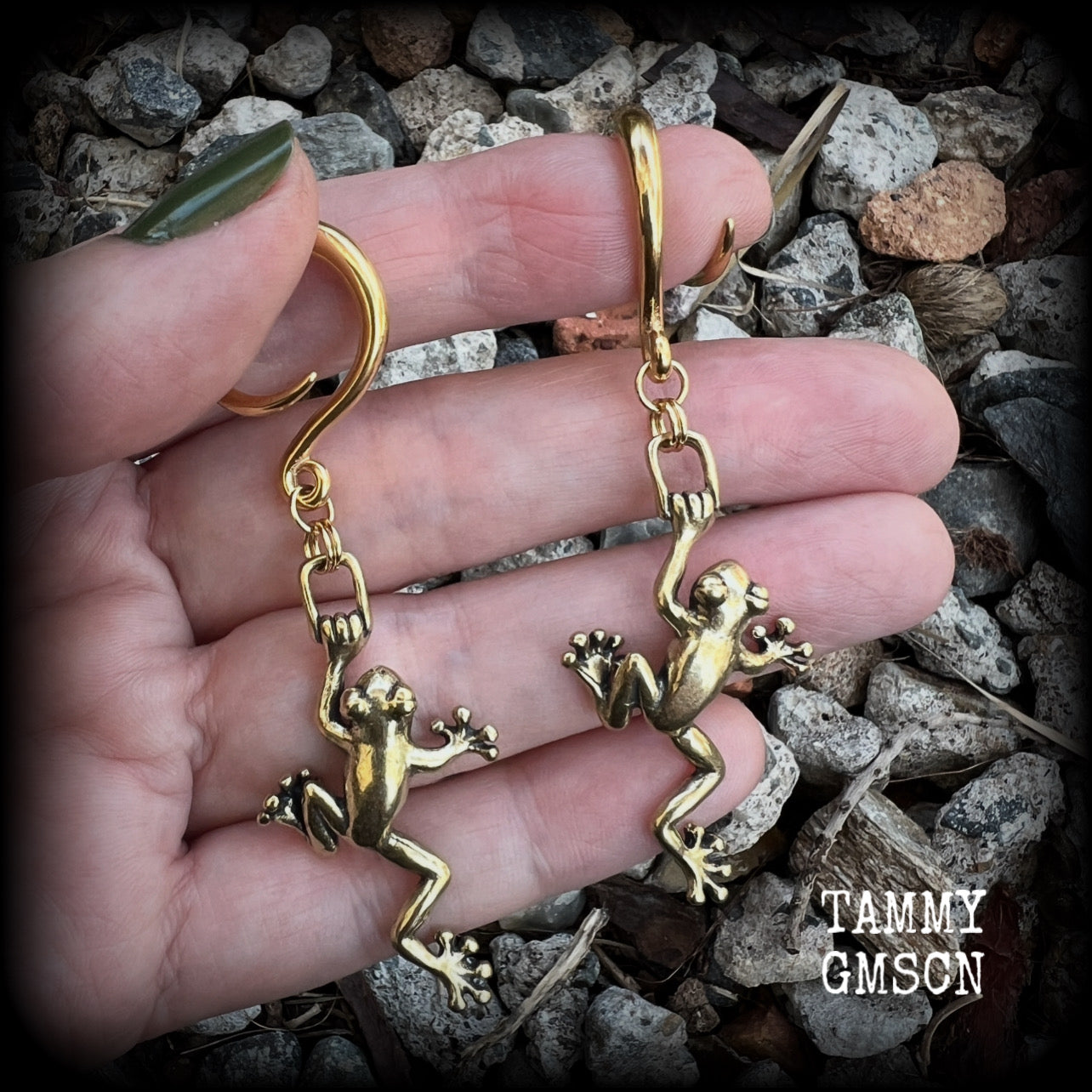 These awesome gauged earrings feature gorgeous brass tree frogs, are nice and dangly, measuring just over 7cms from tip to tip, and weighing approx 5 grams each.  This pair has been made on 6 gauge (4mm) surgical steel full curl hooks, to be worn in stretched lobes.