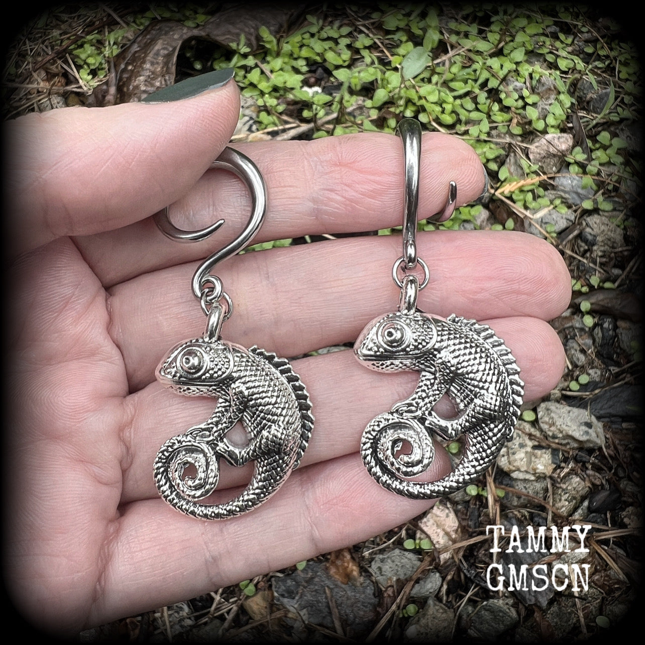 These awesome gauged earrings feature an antique silver iguana, nice and dangly measuring just under 6cms from tip to tip, and weighing approx 8 grams each.
This pair has been made on 6 gauge (4mm) surgical steel full curl hooks, suitable for stretched lobes.