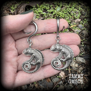These awesome gauged earrings feature an antique silver iguana, nice and dangly measuring just under 6cms from tip to tip, and weighing approx 8 grams each.
This pair has been made on 6 gauge (4mm) surgical steel full curl hooks, suitable for stretched lobes.