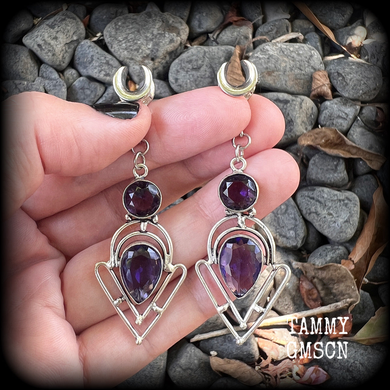 These gorgeous gauged earrings feature beautiful purple facet amethyst gemstones in an antique silver art deco style setting, measuring just over 7cms from tip to tip, and weighing approx 6 grams each, not too heavy...