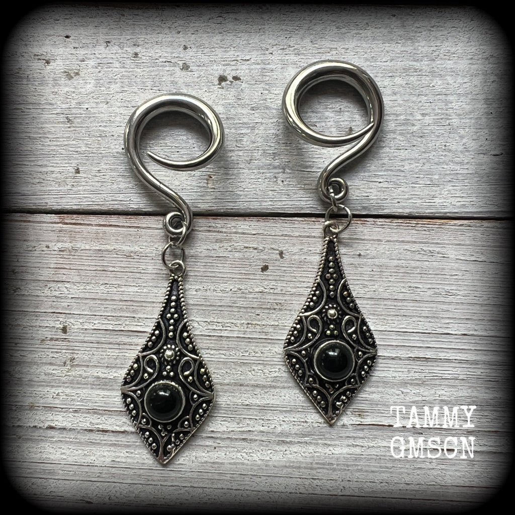 This is a pair of gorgeous boho black onyx gauged earrings, weighing in at approx 16 grams each, and measuring just over 7 cms from tip to tip.
This pair has been made with 6 gauge (4mm) surgical steel full curl hooks, suitable for stretched lobes.