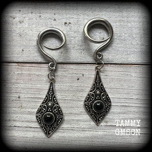 This is a pair of gorgeous boho black onyx gauged earrings, weighing in at approx 16 grams each, and measuring just over 7 cms from tip to tip.
This pair has been made with 6 gauge (4mm) surgical steel full curl hooks, suitable for stretched lobes.