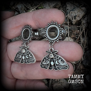These gorgeous tunnel dangles have been made with antique silver moon phase moth charms, are nice and light weight, weighing in at 6 grams each and measure just under 4 cms from tip to tip.

This pair have been made with 00 gauge (10mm) surgical steel screw fit ornate tunnels.