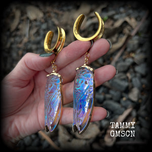These big beautiful quartz cicada gauged earrings feature gorgeous shimmering quartz and antique gold cicadas, nice and dangly, measuring just over 11cms from tip to tip, and weighing approx 30 grams each.
This pair has been made on 1” gauge (25mm) surgical steel cradles, to be worn in stretched lobes.