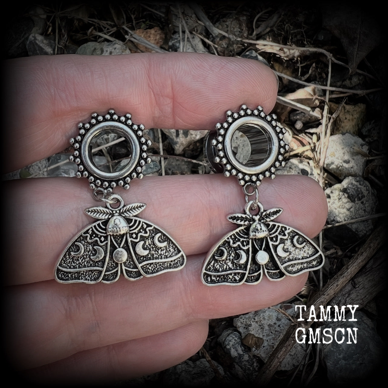 These gorgeous tunnel dangles have been made with antique silver moon phase moth charms, are nice and light weight, weighing in at 6 grams each and measure just under 4 cms from tip to tip.

This pair have been made with 00 gauge (10mm) surgical steel screw fit ornate tunnels.