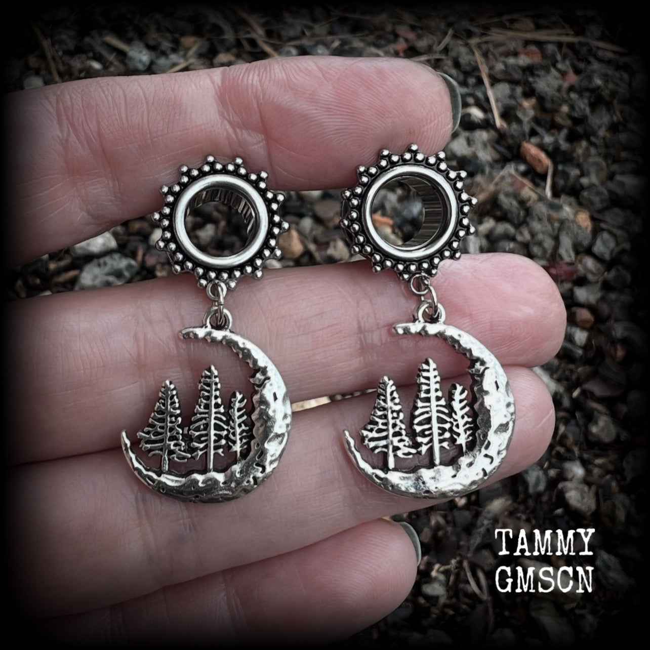 These gorgeous tunnels have been made with antique silver crescent moon and fir tree charms, are lovely and light weight, weighing in at 6 grams each and measure 4 cms from tip to tip.

This pair have been with 00 gauge (10mm) surgical steel ornate screw fit tunnels-for stretched lobes.