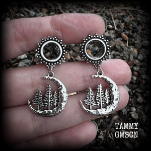 These gorgeous tunnels have been made with antique silver crescent moon and fir tree charms, are lovely and light weight, weighing in at 6 grams each and measure 4 cms from tip to tip.

This pair have been with 00 gauge (10mm) surgical steel ornate screw fit tunnels-for stretched lobes.