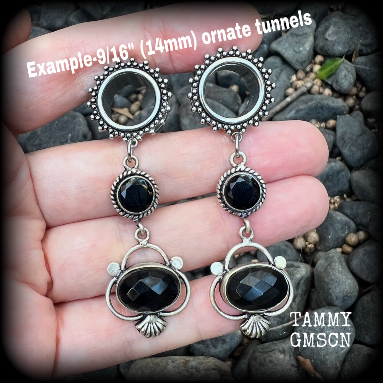 Beautiful pitch black obsidian gemstones in an antique silver art nouveau style setting, weighing approx 11 grams each and measuring approx 6.5cms from tip to tip
This pair has been made with 9/16” gauge (14mm) ornate surgical steel screw fit tunnels