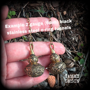 These brass stash pot tunnel dangles are gorgous! 
Featuring tibetan sanscrit and beautiful rose details, these earrings weigh in at approx 17 grams each, and nice and dangly, measuring in at just over 7cm from tip to tip.

These open up (as shown) so you can stash spell affirmations, drugs, precious pet ashes, anything you like really...

💥This listing includes one pair of surgical steel single flared O-ring earlets
