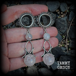 These beautiful earrings have been made with gorgeous translucent pink rose quartz gemstones in a beautiful big boho antique silver setting, weighing approx 13 grams each and measure just over 7cms from tip to tip.
This pair has been made with 5/8” gauge (16mm) gauge ornate surgical steel screw fit tunnels.