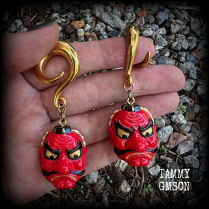 These unique earrings feature bright red painted resin tengu masks, measuring just on 7.5cms from tip to tip and weighing approx 25 grams each.
This pair has been made on 0 gauge (8mm) surgical steel full curl hooks, suitable for stretched lobes.