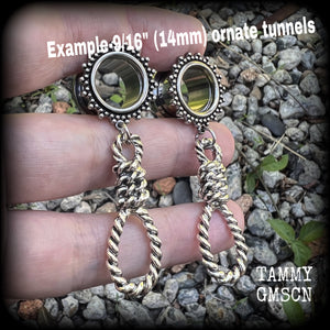 These gorgeous spooky tunnel dangles feature a classic antique silver hangmans noose, weighing only 11 grams each and measuring 6cms from tip to tip.

This pair has made on 9/16" (14mm) gauge ornate surgical steel screw fit tunnels.
