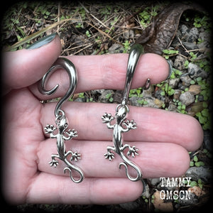 These adorable gauged earrings feature an antique silver gecko, nice and dangly measuring just under 6cms from tip to tip, and weighing approx 9 grams each.
This pair has been made on 2 gauge (6mm) surgical steel full curl hooks, suitable for stretched lobes.