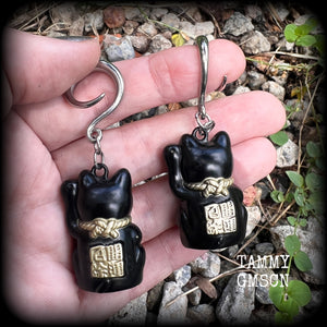 Black Japanese Maneki Neko beckoning cat ear weights for stretched lobes. Available on half curls, full curls and cradles from 4mm up to 30mm. This pair has been made on 6 gauge full curls, for stretched lobes.