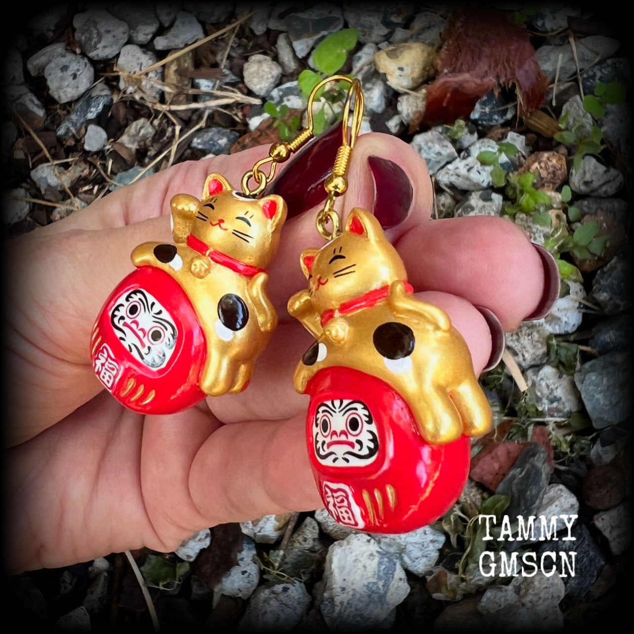These 'Maneki-neko daruma' earrings are made from gorgeous little lightweight Japanese cat and daruma charms, measuring just on 6cms from tip to tip, and weighing just on 12 grams each. This pair have been made on antique gold french hooks.