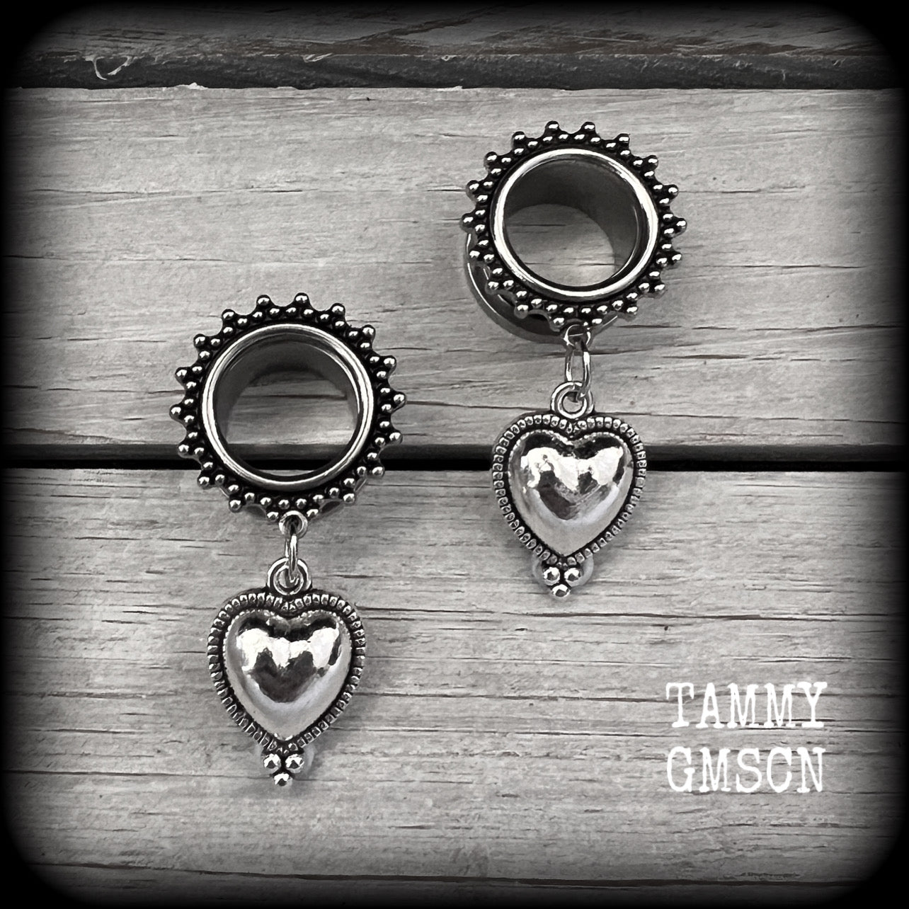 These gorgeous tunnel earrings feature beautiful antique silver hearts, are nice and lightweight, weighing only 7 grams each and measure approx 4.5cms from tip to tip.
This pair has been made with 9/16" (14mm) gauge ornate surgical steel screw fit tunnels.