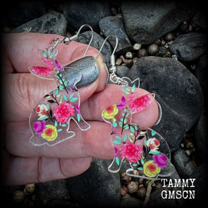 These adorable earrings feature cute floral mon mon bunny rabbits, are super lightweight weighing in at only a few grams each, and are nice and dangly, measuring just over 6 cms from tip to tip.
This pair has made on stainless steel french hooks, suitable for pierced ears.