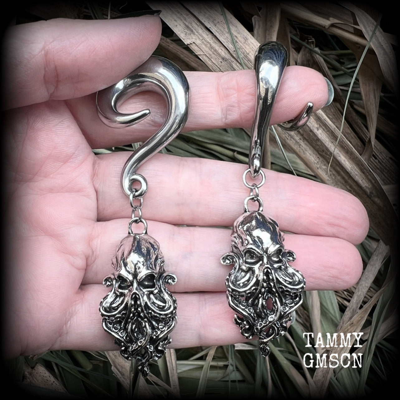 Featuring awesome dangly antique silver Cthulhu charms, these awesome gauged earrings weigh in at 29 grams a piece, and measure just on 8.5 from tip to tip.

This pair has been made on 00 gauge (10mm) surgical steel full curl hooks, to be worn in stretched lobes.

If you would like these made for pierced ears or smaller gauges and dont see them in our Sea Shanty & Sea Hag range, please get in touch.