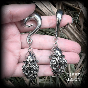 Featuring awesome dangly antique silver Cthulhu charms, these awesome gauged earrings weigh in at 29 grams a piece, and measure just on 8.5 from tip to tip.

This pair has been made on 00 gauge (10mm) surgical steel full curl hooks, to be worn in stretched lobes.

If you would like these made for pierced ears or smaller gauges and dont see them in our Sea Shanty & Sea Hag range, please get in touch.
