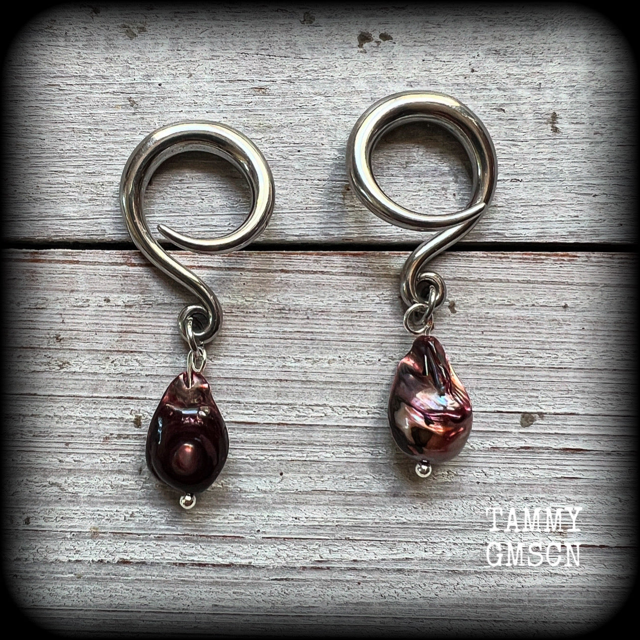 These gorgeous gauged earrings feature beautiful polished pearl, weighing in at just 4 grams a piece, and measuring approx 4.5cms from tip to tip.
This pair has been made on 6 gauge (4mm) surgical steel full curl hooks, to be worn in stretched lobes.