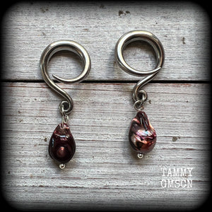 These gorgeous gauged earrings feature beautiful polished pearl, weighing in at just 4 grams a piece, and measuring approx 4.5cms from tip to tip.
This pair has been made on 6 gauge (4mm) surgical steel full curl hooks, to be worn in stretched lobes.