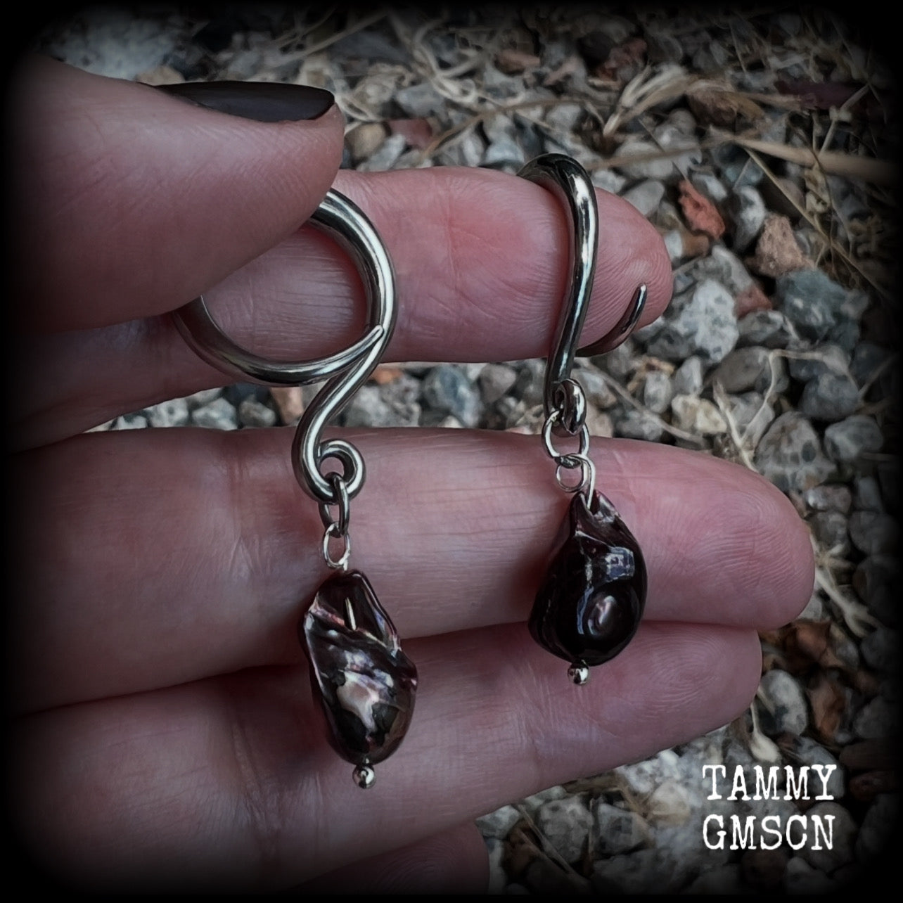 These gorgeous gauged earrings feature beautiful polished pearl, weighing in at just 4 grams a piece, and measuring approx 4.5cms from tip to tip.
This pair has been made on 6 gauge (4mm) surgical steel full curl hooks, to be worn in stretched lobes.
