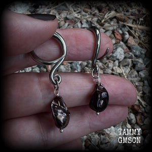 These gorgeous gauged earrings feature beautiful polished pearl, weighing in at just 4 grams a piece, and measuring approx 4.5cms from tip to tip.
This pair has been made on 6 gauge (4mm) surgical steel full curl hooks, to be worn in stretched lobes.