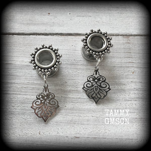 These beautiful ornate tunnel earrings feature gorgeous stainless steel filigree charms, inspired by Aphrodite, the Greek Goddess of love and beauty.

These earrings are nice and lightweight, weighing only a few grams each and measure just under 4cms from tip to tip.

This pair has been made with 0 gauge (8mm) gauge ornate surgical steel screw fit tunnels.