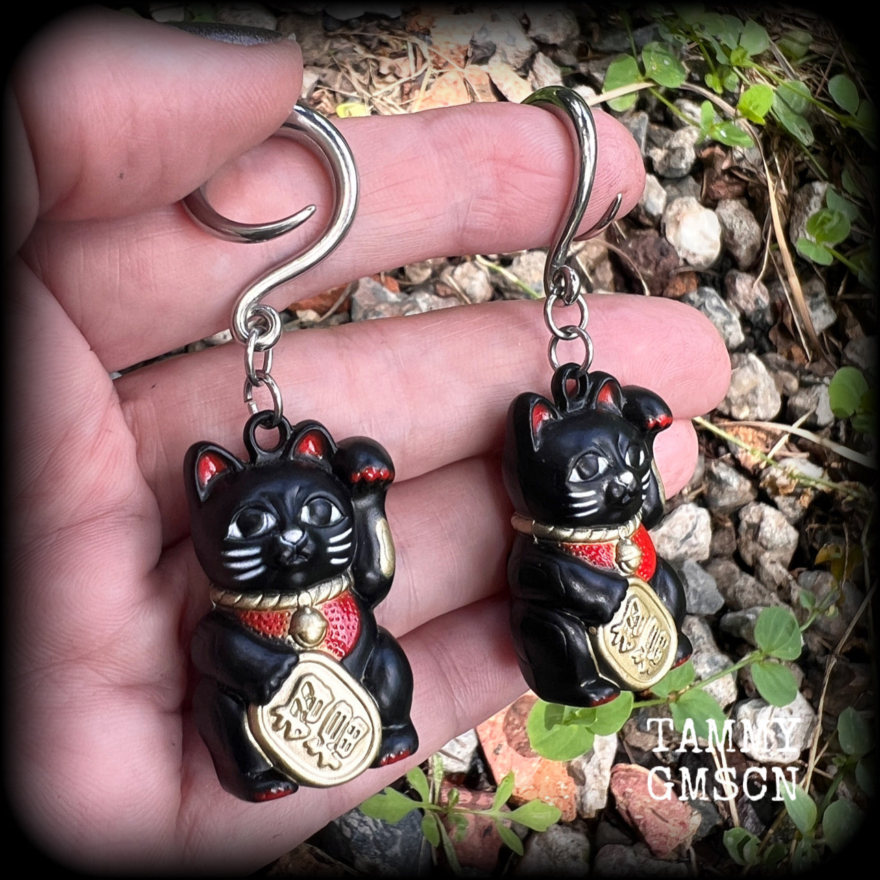 Black Japanese Maneki Neko beckoning cat ear weights for stretched lobes. Available on half curls, full curls and cradles from 4mm up to 30mm. This pair has been made on 6 gauge full curls, for stretched lobes.