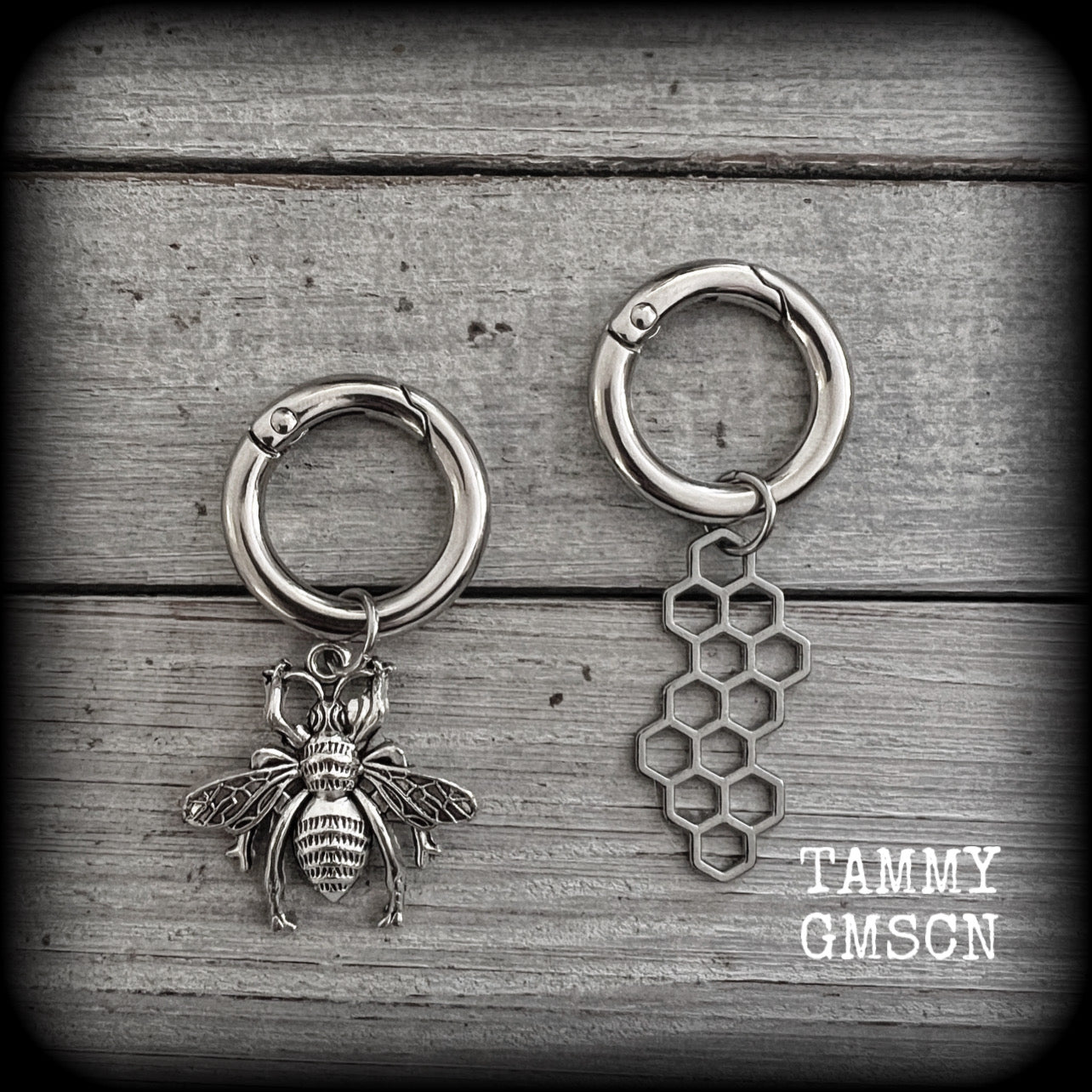 These adorable bee and beehive boot charms feature lovely litte antique silver bee and beehive charms, measuring approx 3cms across and approx 6cms from top to bottom.

Made to last, all our boot charms are made with super sturdy snap rings and strong jump rings.