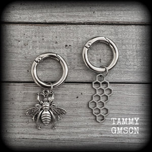 These adorable bee and beehive boot charms feature lovely litte antique silver bee and beehive charms, measuring approx 3cms across and approx 6cms from top to bottom.

Made to last, all our boot charms are made with super sturdy snap rings and strong jump rings.
