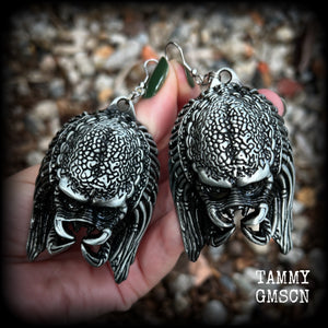 This is a pair of awesome Predator earrings! These are nice and big measuring approx 9.5cms from tip to tip, and weigh 33 grams each (these are HEAVY).

This pair have been made on stainless steel french hooks-for stretched lobes.

