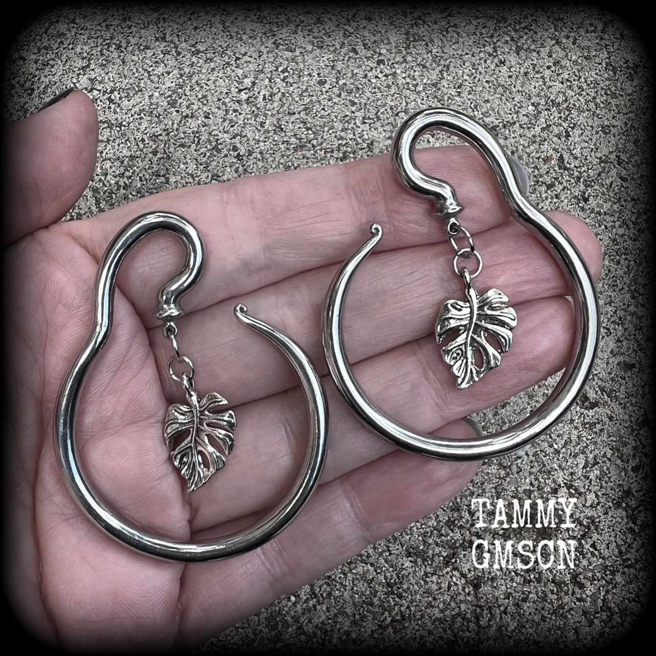 Monstera leaf ear weights Monstera leaf gauges Monstera ear weights Monstera leaf ear hangers 6 gauge ear weights  Body jewelry Stretched lobes 4g 5g 6g 2g 0g Stretched ears Gauged ears Gauged earrings Cottagecore Whimsigoth fairycore Goblincore Gypsy boho jewelry Boho gypsy