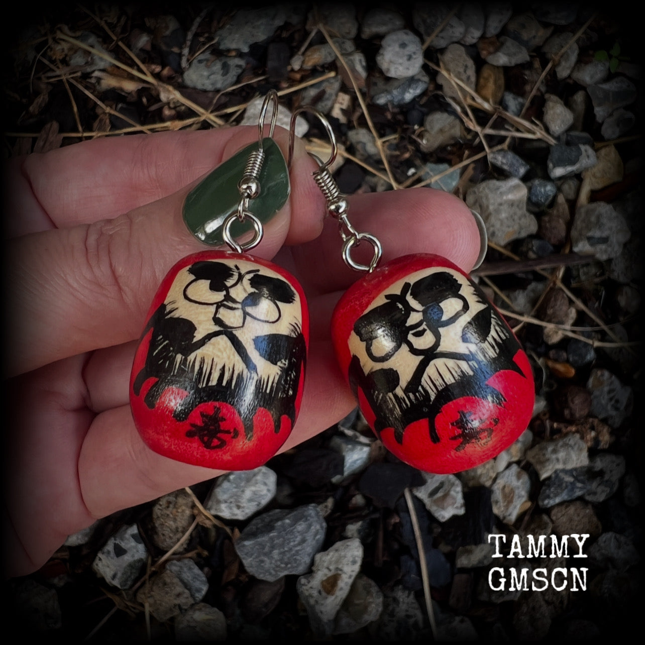 We found these amazing vintage wooden hand painted daurma dolls at our favourite temple markets, Sen do-ji!

Measuring just over 5cms from tip to tip and weighing only 5 grams each, these amazing wooden daruma earrings have been made with stainless steel french hooks, for pierced ears.
