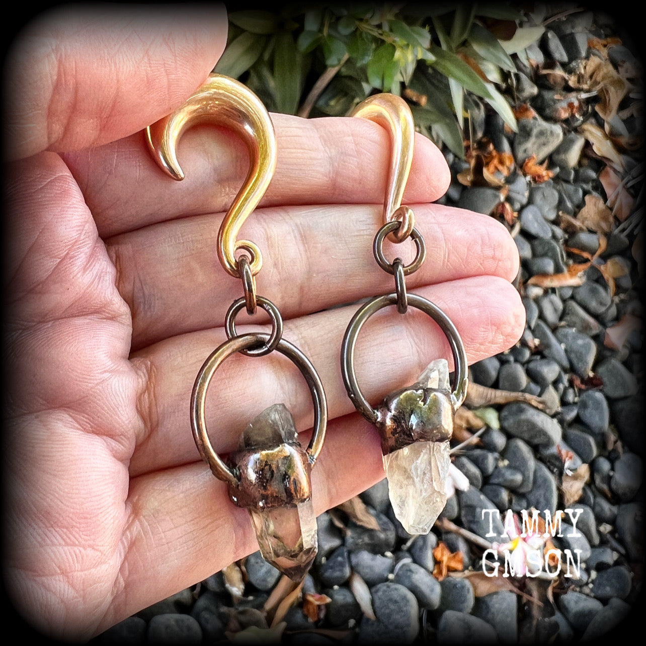 Featuring a pair of beautiful raw smokey quartz gemstones enclosed in rustic ornate copper plate hoop, this pair of gorgeous gauged earrings weighs approx 17 grams a piece, and measure approx 8cms from tip to tip.

This pair have been made on 0 gauge (8mm) rose gold titanium coated surgical steel half curl hooks, suitable for stretched lobes.