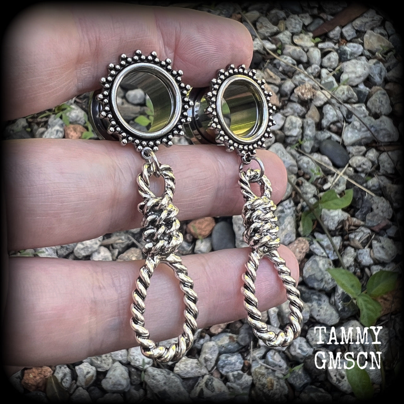 These gorgeous spooky tunnel dangles feature a classic antique silver hangmans noose, weighing only 11 grams each and measuring 6cms from tip to tip.

This pair has made on 9/16" (14mm) gauge ornate surgical steel screw fit tunnels.
