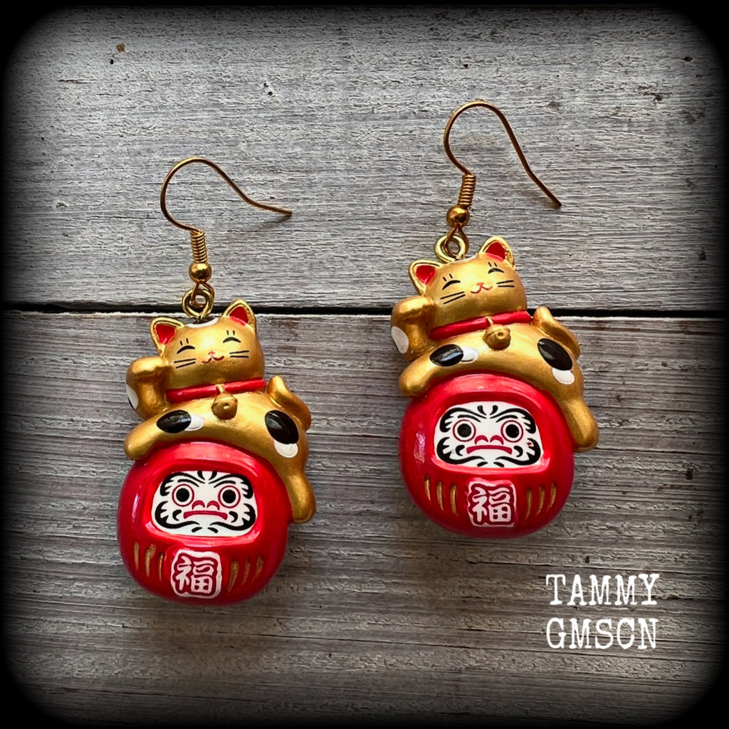 These 'Maneki-neko daruma' earrings are made from gorgeous little lightweight Japanese cat and daruma charms, measuring just on 6cms from tip to tip, and weighing just on 12 grams each. This pair have been made on antique gold french hooks.