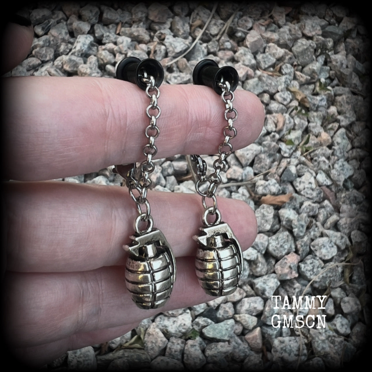 These awesome antique silver hand grenade tunnel dangles are not too heavy and nice and dangly, weighing approx 8 grams each, and measuring just under 6cms from tip to tip.

🕷️ PLEASE NOTE-This particular chain will not fit through tunnels smaller than 4 gauge (5mm), though I have lots of different chains that will. Get in touch and we can pick something just for you x

💥This listing includes one pair of surgical steel single flared O-ring earlets. 
