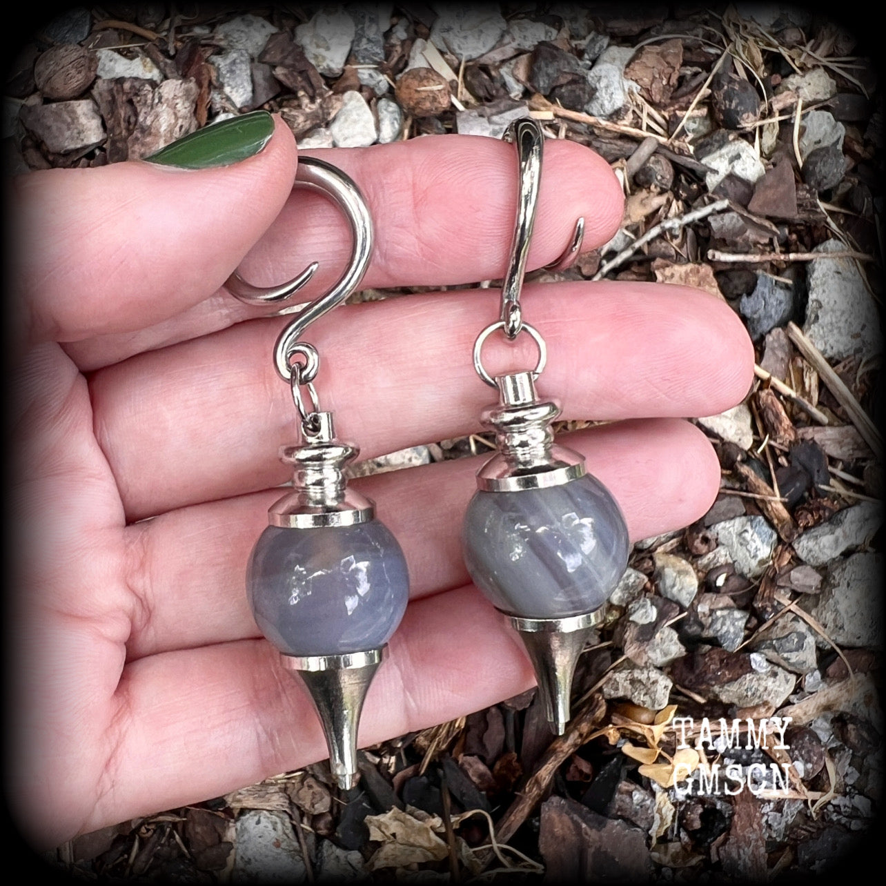 This is a pair of gorgeous grey agate gauged earrings, weighing in at approx 18 grams each, and measuring just over 7 cms from tip to tip.
This pair has been made with 6 gauge (4mm) stainless steel full curl hooks, suitable for stretched lobes.