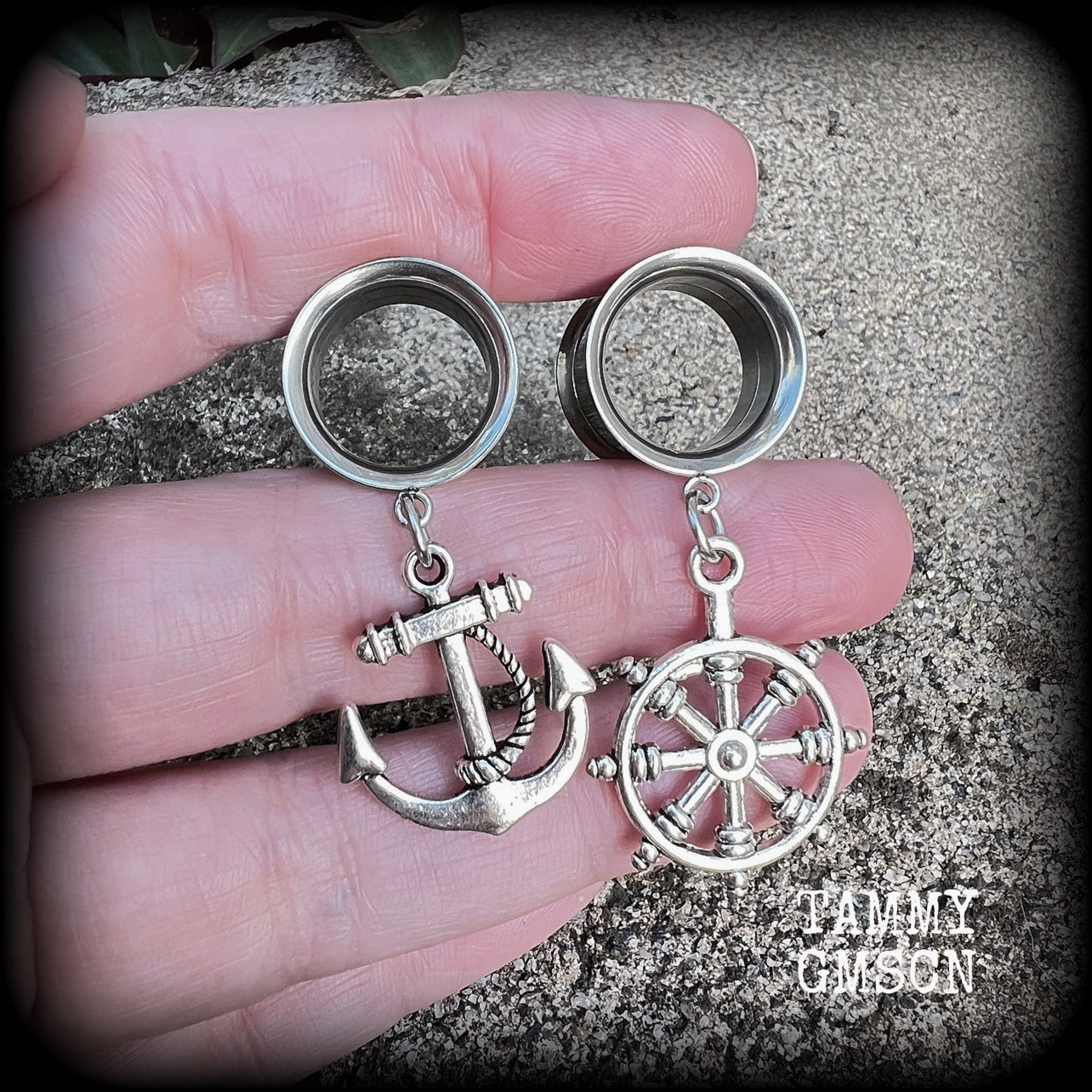 Featuring gorgeous antique silver anchor and ships wheel charms, these adorable earrings are lightweight, weighing only 6 grams each and measure just on 5cms from tip to tip.

This pair have been made with 5/8" gauge (16mm) surgical steel screw fit earlets-for stretched lobes.