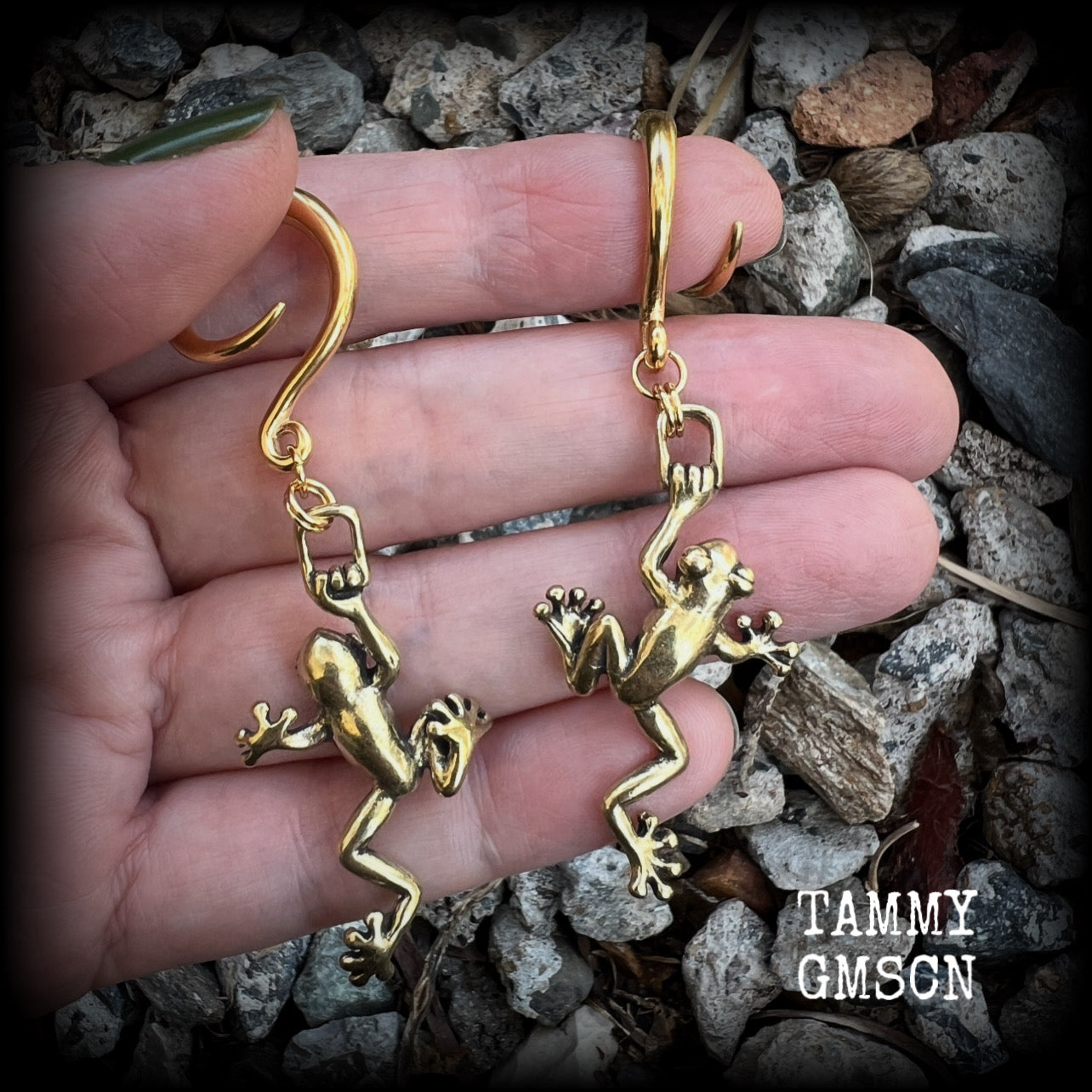 These awesome gauged earrings feature gorgeous brass tree frogs, are nice and dangly, measuring just over 7cms from tip to tip, and weighing approx 5 grams each.  This pair has been made on 6 gauge (4mm) surgical steel full curl hooks, to be worn in stretched lobes.